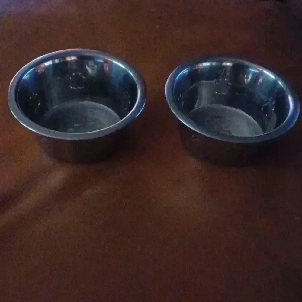 > Pet food stand.  Havy.  For small/medium pets. - Picture 6 of 9
